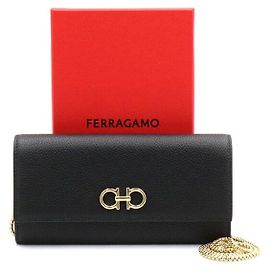 Salvatore Ferragamo Portafoglio crossbody in pelle nera con catena Gancini