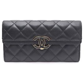 Chanel Cartera larga con logotipo CC en piel de cordero