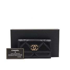 Chanel Carteira de aba longa em pele de cordeiro preta