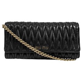 Miu Miu Borsa a tracolla WOC in pelle Matlasé con patta e catena nera