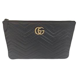 Gucci Pouch in pelle nera con dettagli dorati Clutch Matelassé