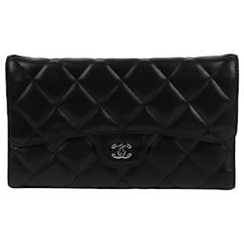 Chanel Portafoglio lungo con patta in pelle d'agnello e dettagli argentati classici