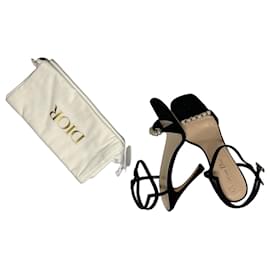 Sandali Dior in camoscio nero adornati con perle