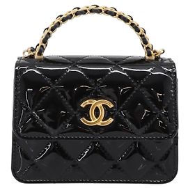 Clutch con catena Chanel in pelle verniciata con manico superiore intrecciato e patta CC
