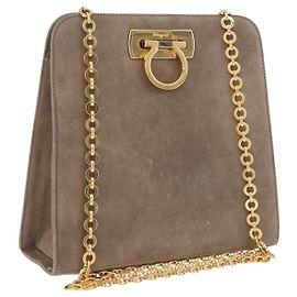 Salvatore Ferragamo Gancini Chain Schultertasche aus Wildleder Beige Gold Auth ka5639