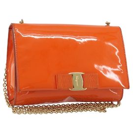 Borsa Salvatore Ferragamo Vala Chain Bag in pelle verniciata Orange Gold Auth 195082