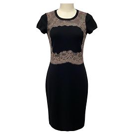 Valentino Garavani Vestido de malha de lã Valentino Black / Blush Pink em tule mesh floral com acabamento em renda e mangas curtas