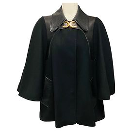 Gucci Cape-Stil Jacke aus Wolle mit schwarzem Lammleder-Besatz und goldenem Schnallendetail