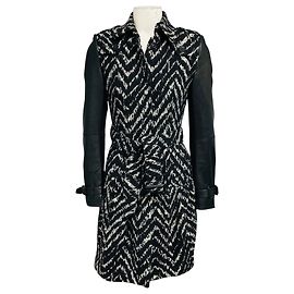 Cappotto Burberry con motivo chevron nero / bianco, cintura e maniche in pelle