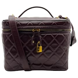 Beauty case Chanel in pelle matelassé bordeaux