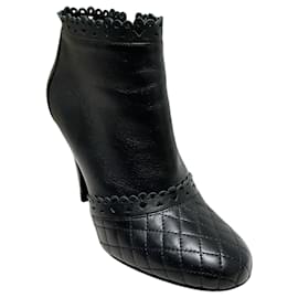 Stivaletti Chanel in pelle nera con bordo festonato e punta matelassé