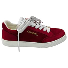 Sneakers basse Chanel in camoscio rosso