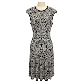 Alexander McQueen ausgestelltes Midi-Kleid aus Bandage-Strick mit floralem Muster in Schwarz / Weiß