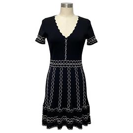 Vestido de punto acampanado de manga corta con detalles recortados y costuras negras / blancas Alexander McQueen