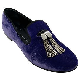 Pantofole smoking Giuseppe Zanotti in velluto cipriato viola con nappe di cristallo