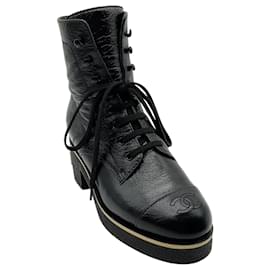 Botas de combate con cordones de piel charolada arrugada negra Chanel