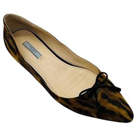 Ballerine in camoscio a punta Prada animal print marrone / nero con dettaglio fiocco