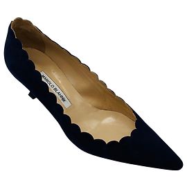 Décolleté Manolo Blahnik Srilasca in camoscio blu navy con bordo festonato