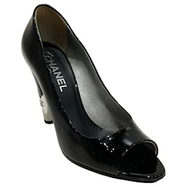 Décolleté peep toe Chanel in pelle verniciata nera con tacco argento
