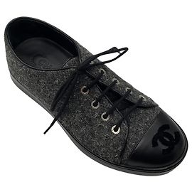 Sneakers basse Chanel Charcoal Grey / Black in tweed e pelle di agnello con logo CC e punta rinforzata