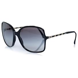 Chanel, gafas de sol cuadradas negras con cadena