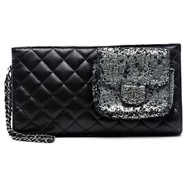 Borsa a pochette Wristlet Chanel Mineral Nights in pelle d'agnello trapuntata e metallizzata nera