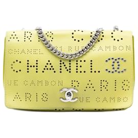 Bolsa Tiracolo com Aba Chanel em couro de bezerro perfurado amarelo com ilhoses de logo