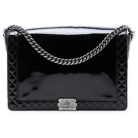 Chanel Boy Reverso Flap Crossbody Bag Extra Large aus Lackleder in Schwarz