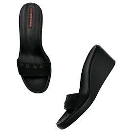 Mules con zeppa Prada eleganti realizzate in pelle liscia nera