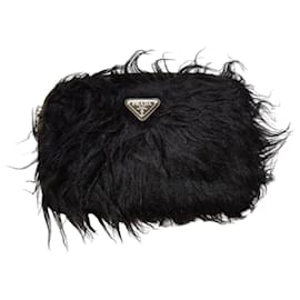Pochette Prada in pelliccia sintetica nera