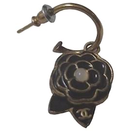 Chanel Camellia Ohrring mit CC-Logo