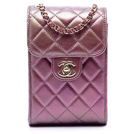 Porta-telemóvel Chanel Purple CC acolchoado em pele de cordeiro iridescente com corrente