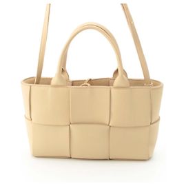 Bottega Veneta Bolso Tote Maxi Intreccio Arco Pequeño de Piel de Cordero Beige
