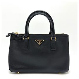 Borsa a mano Prada in pelle Saffiano nera