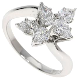 Anello Harry Winston Cluster Small Pear-Shaped Diamond Ring
