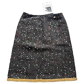 Falda Chanel negra con lentejuelas multicolores y borde dorado