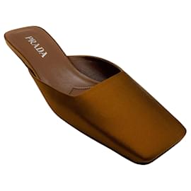 Prada Mules aus braunem Satin mit quadratischer Kappe und Logo-Absatz