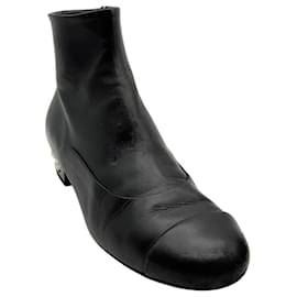 Chanel Stiefeletten aus schwarzem Leder mit perlenbesetztem Absatz