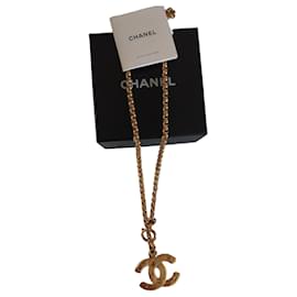 Collar Chanel con colgante del logotipo CC dorado