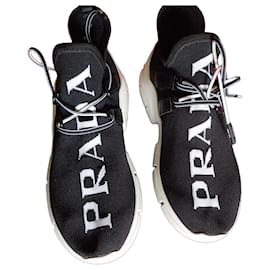 Prada Sneaker aus schwarzem Mesh mit weißem Logo