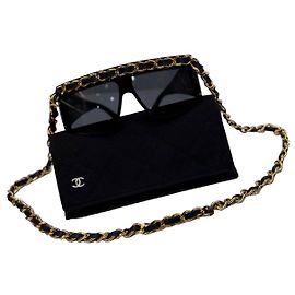 Chanel rechteckige Sonnenbrille mit goldener Kette - Schwarz