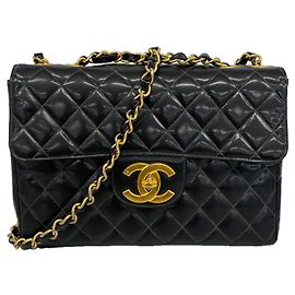 Borsa a tracolla Chanel in pelle verniciata nera