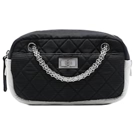 Borsa a tracolla Chanel Bicolor Quilted Nylon Reissue 2.55 Camera Case Nera
