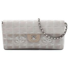 Bolso de hombro Chanel New Travel Line de nailon beige, modelo East West con solapa