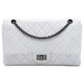 Borsa a tracolla Chanel Reissue 2.55 Double Flap 227 in pelle di vitello invecchiata matelassé bianca