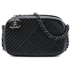 Bolso Chanel Coco Boy Camera Small de piel de cordero acolchada negra