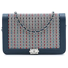 Portafoglio Chanel Boy Wallet On Chain in pelle d'agnello blu con cristalli