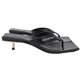 Sandali thong con tacco kitten e punta quadrata Balenciaga in pelle nera