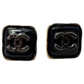 Orecchini a bottone Chanel CC in resina nera