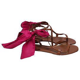 Sandali bassi con cinturini e fiocchi Valentino Garavani in pelle marrone